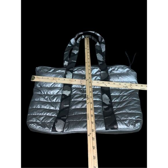 Beautiful Jessica Simpson Womens Portia Metallic Purse Tote Handbags Large grey - Picture 16 of 16